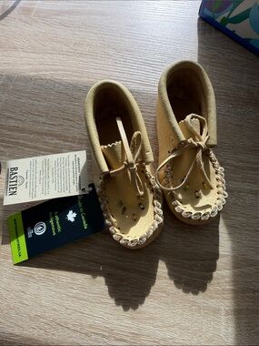 Kids Tan Bastien  Moccasin Shoes with Bead Embellishments size 7